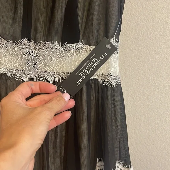 Venus Black and Cream Lace Dress - Picture 4 of 7